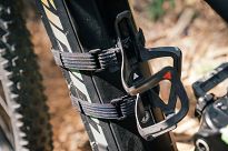 Koszyk na bidon Granite Aux E+ Carbon Bottle Cage with Strap Kit - 2