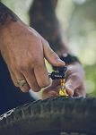 Zestaw naprawczy do opon tubeless LEZYNE TUBELESS CO2 BLASTER + pompka CO2 i  naboje Co2 20g - 10