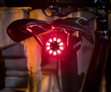 Lampka rowerowa tylna Rockbros Samuraj Q3 tylna z inteligentnym systemem stop