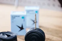 Dętka Schwalbe Standard SCV17 (Clik Valve) – 28″ / 700c, 28–47 mm (1.1″–1.85″), zawór 40 lub 60 mm, 150 g - 5