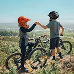 Kask rowerowy fullface dziecięcy Wozinsky z zdejmowaną szczęką i tylną lampką USB 52-56 cm - czerwono-żółty - 9