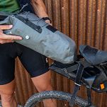 Torba pod siodło BLACKBURN OUTPOST ELITE SEAT PACK 10,5l z workiem wodoodpornym, metalowe mocowanie do sztycy pneumatycznej - 5