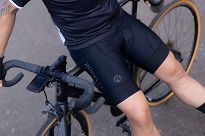 Spodenki rowerowe Rogelli ESSENTIAL z wkładką żelową i szelkami, czarne - 7