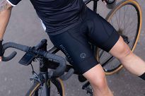 Spodenki rowerowe Rogelli ESSENTIAL z wkładką żelową i szelkami, czarne - 7