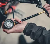 Pompka do amortyzatorów LEZYNE SHOCK DRIVE 400psi manometr czarno-złota - 3