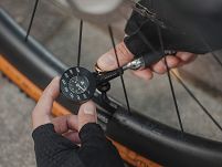 Pompka C02 z zintegrowanym miernikiem ciśnienia Topeak Airbooster G+ - 3