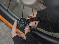 Pompka C02 z zintegrowanym miernikiem ciśnienia Topeak Airbooster G+ - 4