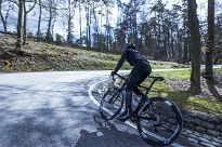 Średnio ocieplane spodnie rowerowe Rogelli ESSENTIAL HI VIS z wkładką żelową, wzmocnionymi kolanami i odblaskowymi panelami, czarne - 11