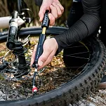 Pompka Lezyne Clik™ Drive HV - 6,2 bar, do zaworów Clik Valve (SCV) - 7