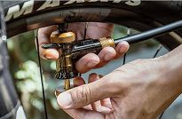 Pompka rowerowa podłogowa TOPEAK  JOE BLOW TUBI 2 Stage, 11 Bar - 8